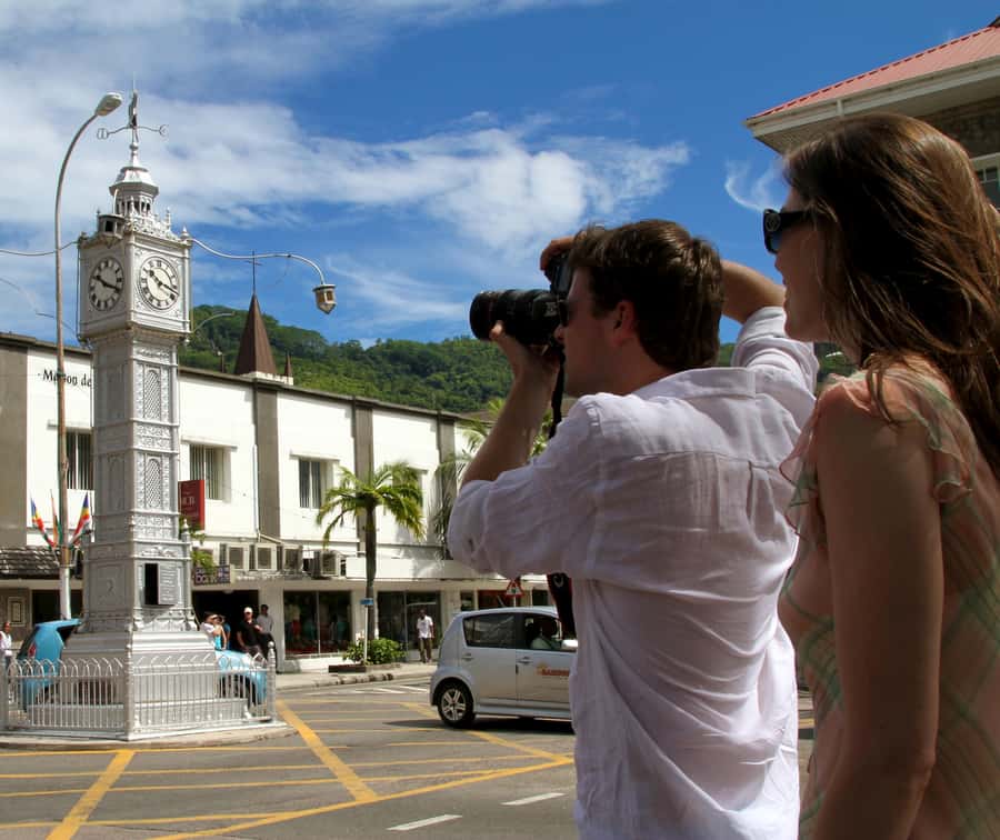 Mahé: Wild South Discovery Trip with Local Lunch - Val de Pres: local craftwork in a short window