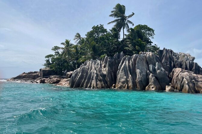 Omnibus service in Seychelles - What the 25 to 45 minute drive is like