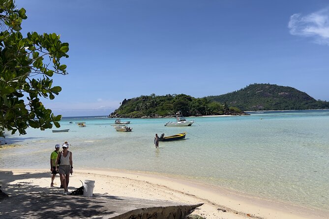 Private Transfer in Seychelles - Family details: the booster seat and vehicle size