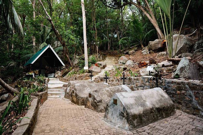 Sainte Anne Marine Park and Moyenne Island - Cruising the six islands of Sainte Anne Marine Park